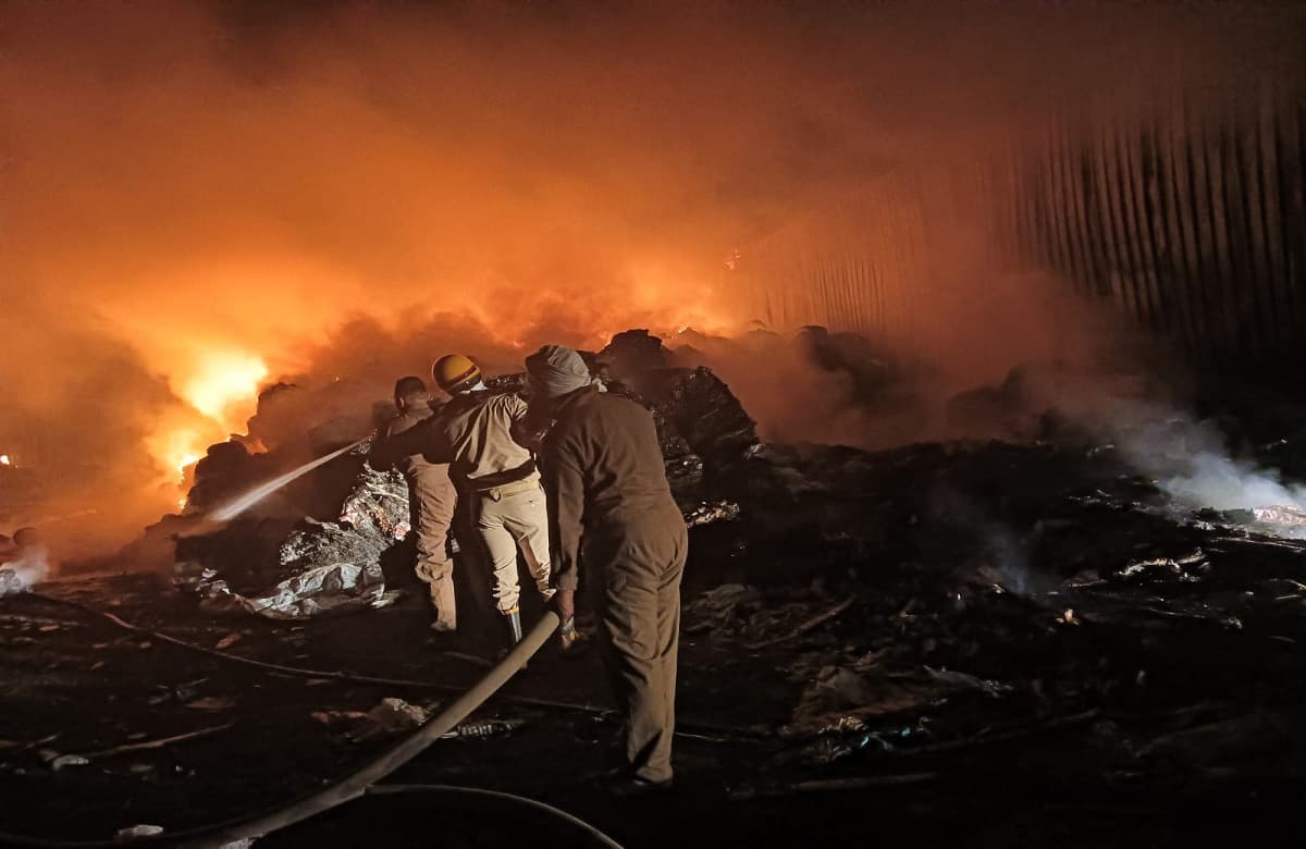 Mathura : आतिशबाजी से राया कस्बा का पटाखा बाजार हुआ खाक, भीषण आग में कई लोग झुलसे, लाखों का सामान हुआ राख