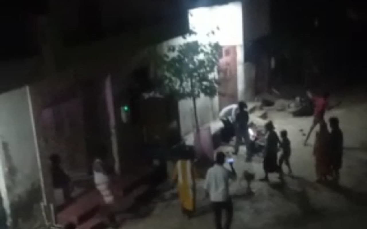 आगरा: घर में घुसकर दबंगों ने की किशोरी से छेड़छाड़, विरोध पर की तोड़फोड़ और पत्थरबाजी, वीडियो वायरल
