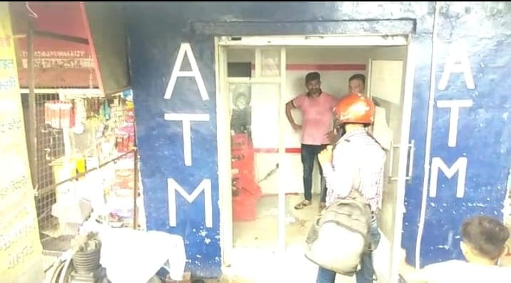 प्राइवेट कंपनी के एटीएम को तोड़कर साथ ले जाने का बदमाशों ने किया प्रयास, जांच पड़ताल में जुटी पुलिस