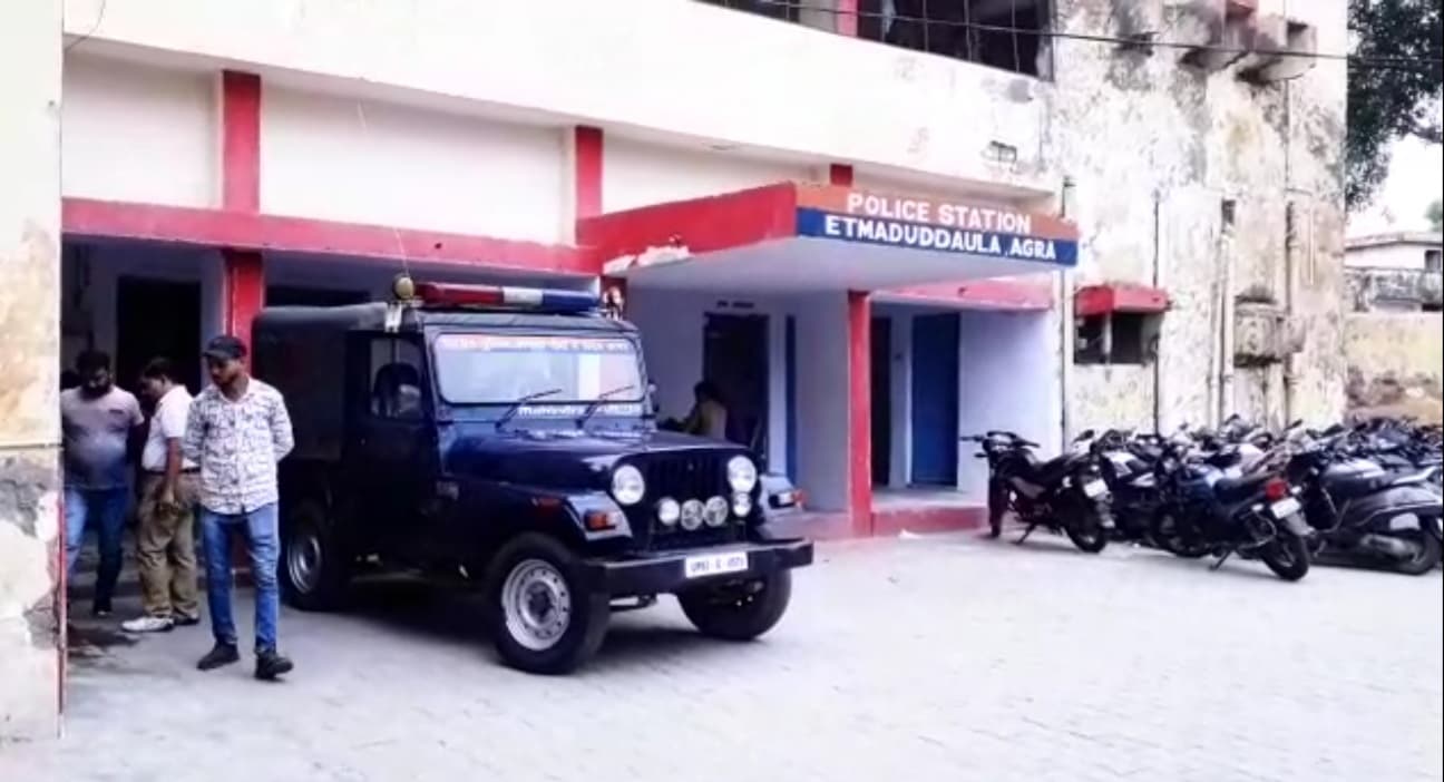 Agra News: पेड़ के नीचे मिला अधजला शव सिपाही की बेटी का निकला, पुल‍िस कर रही जांच