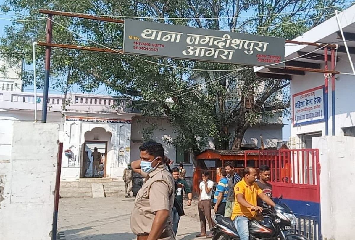 आगरा में दुकानदार को तीन नकाबपोश हमलावरों ने गोली मारी, वारदात की वजह साफ नहीं, सीसीटीवी फुटेज खंगाल रही पुलिस