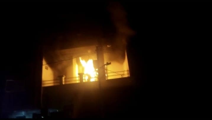 Agra News: ताजनगरी के एक बंद पड़े मकान में लगी आग, बुझाने में जुटी फायर ब्रिगेड