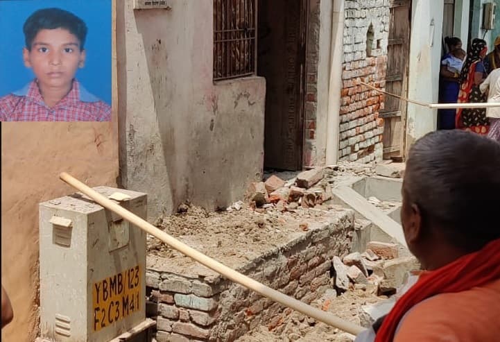 Agra News: प्रकाश नगर में गिरा घर का छज्जा, 7 लोग दबे, एक बच्चे की मौत