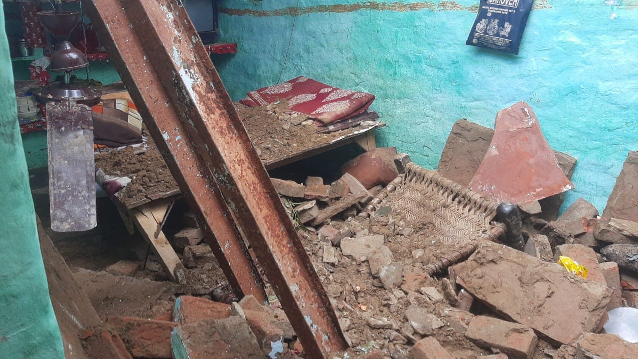 आगरा में 50 साल पुराने मकान की छत भरभरा कर गिरी, मलबे में एक बुजुर्ग महिला और दो युवतियां दबीं