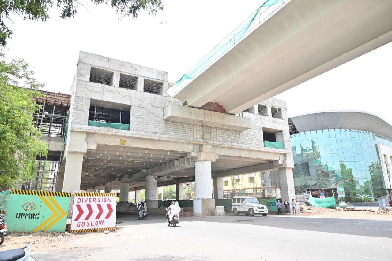 Agra Metro News: मेट्रो के डिपो में ट्रैक बिछाने का काम ने पकड़ी रफ्तार, जानें अब तक का डेवलपमेंट