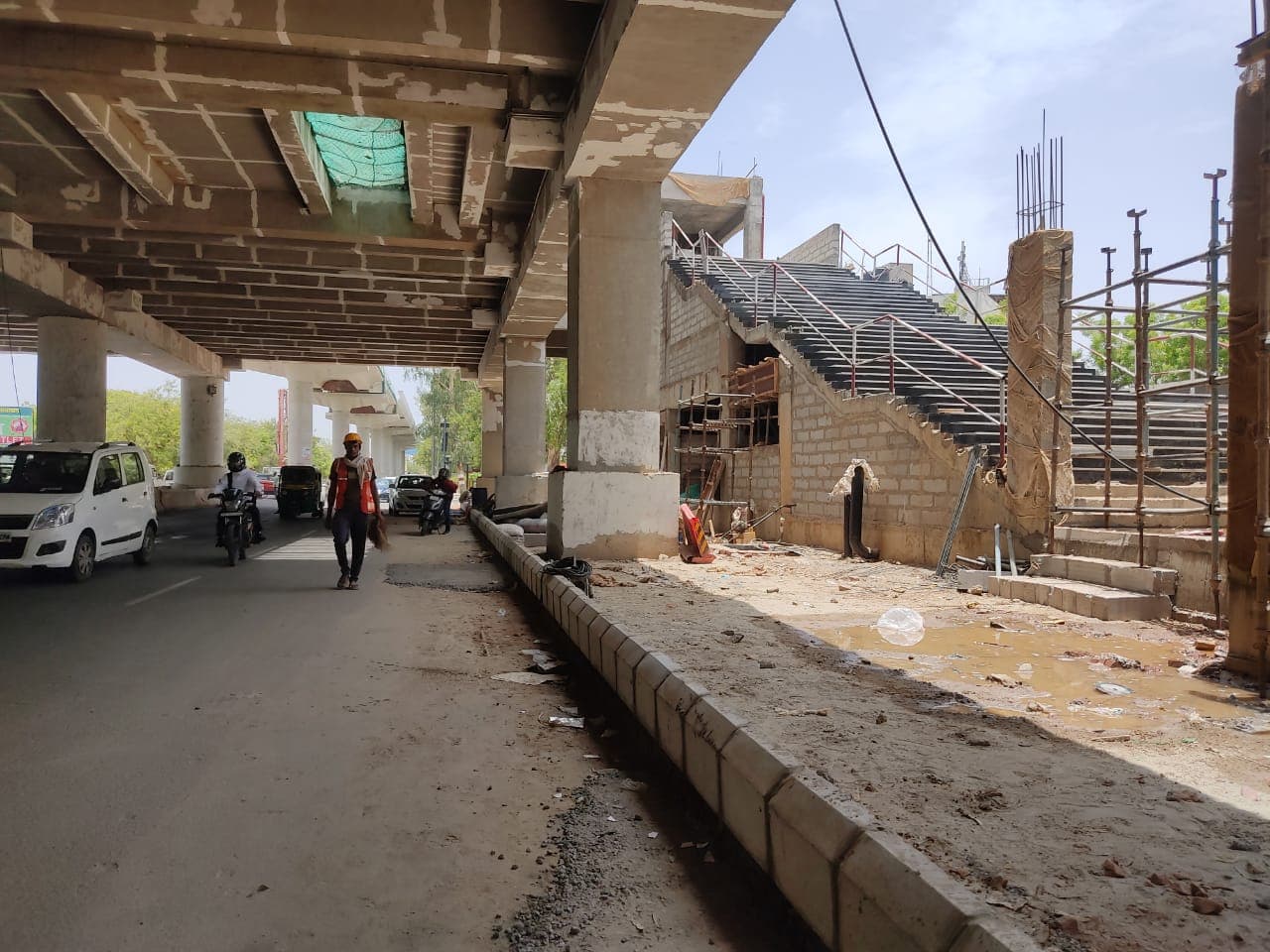 आगरा मेट्रो स्टेशन को प्रदूषण से बचाने के लिए किया जा रहा एंटी कार्बोनेशन पेंट, जाने क्या है इसमें खास