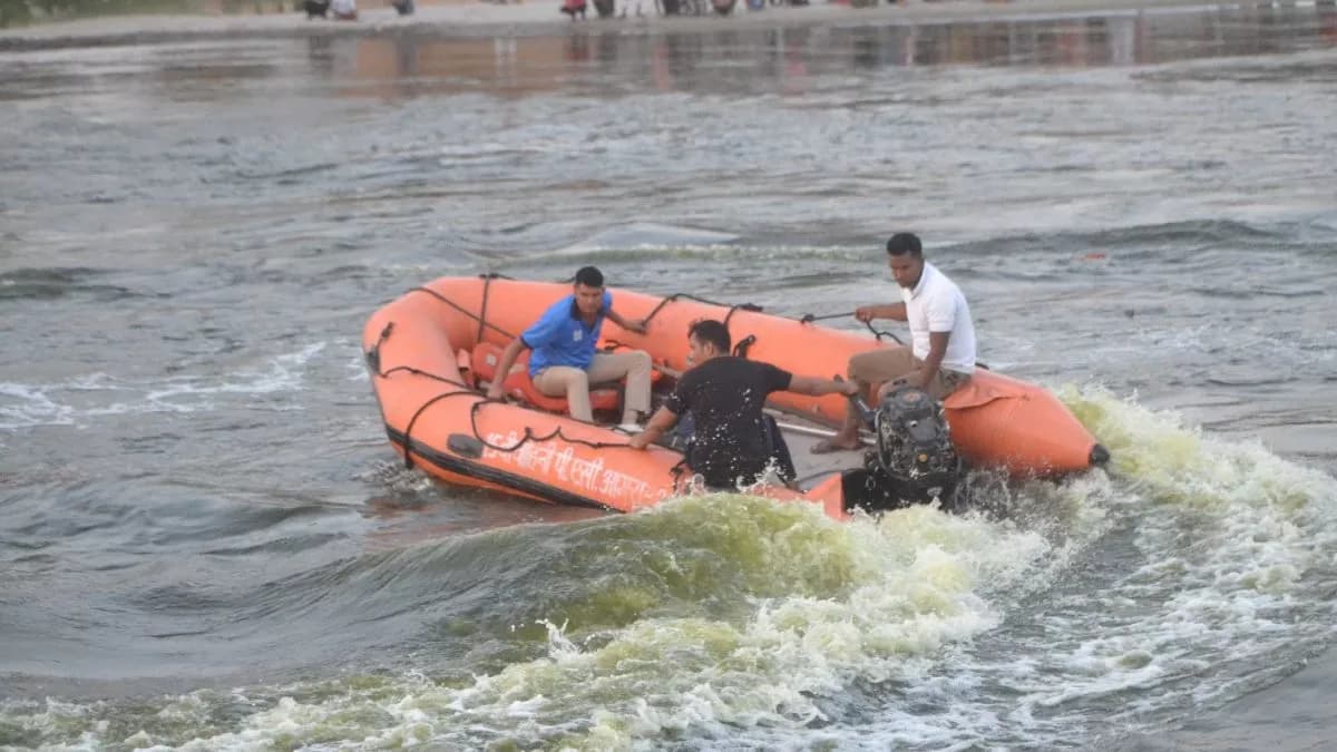 आगरा: यमुना में डूबे चार युवकों में से गोताखोरों ने दो के शव निकाले, अभियान जारी, शनिवार को हुआ था हादसा