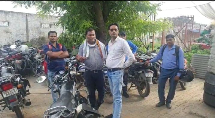 Agra News: आगरा फिरोजाबाद हाईवे पर दिनदहाड़े फाइनेंस कर्मी से लूट, पुलिस कर रही जांच-पड़ताल Agra News: आगरा फिरोजाबाद हाईवे पर दिनदहाड़े फाइनेंस कर्मी से लूट, पुलिस कर रही जांच-पड़ताल