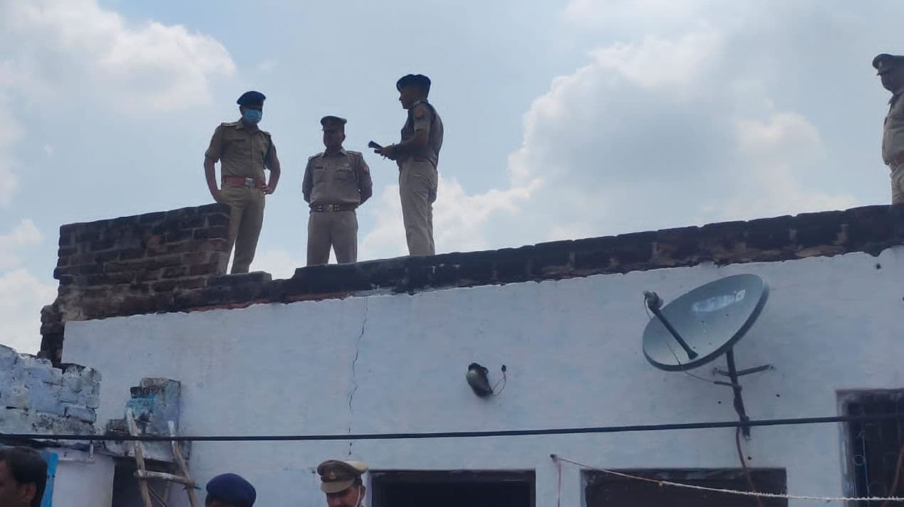 Agra News: व्यापारी और उनकी पत्नी की हत्या से पहले बदमाशों ने की थी रेकी, CCTV में कैद हुए बदमाश