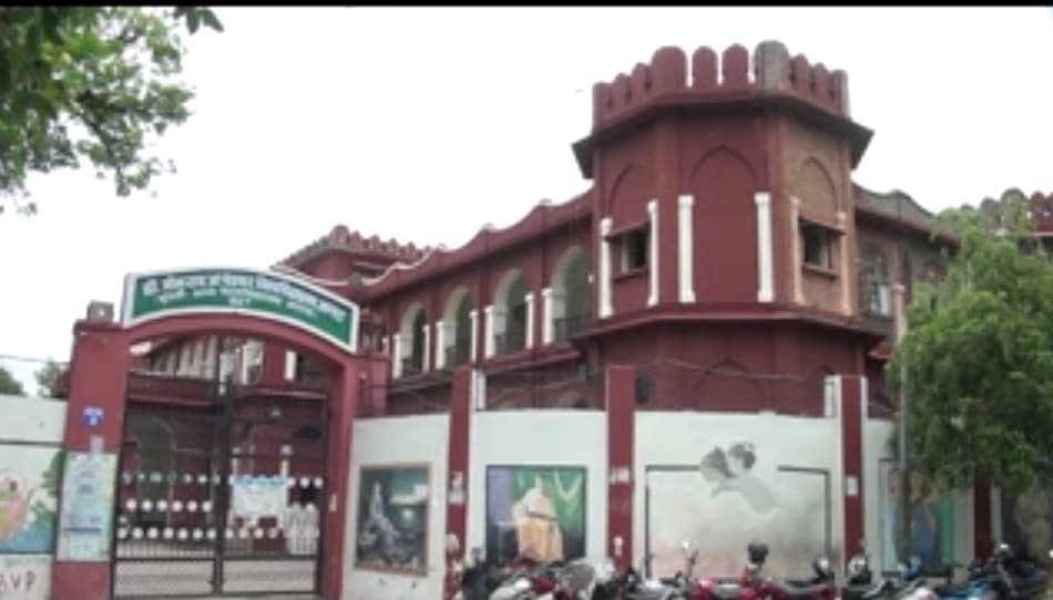 Agra University Paper Leak: लॉ परीक्षा में मोबाइल फोन लेकर पहुंची छात्रा, वाट्सएप से लीक किया पेपर