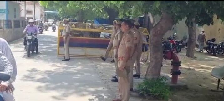 Agra News: जिला न्यायालय में पेशी पर आए आरोपी को 4 लोग लेकर हुए फरार, जिले में की गई नाकाबंदी