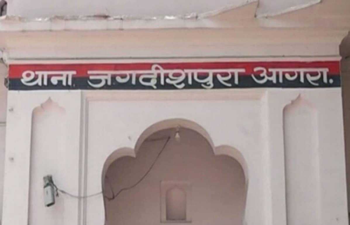 Agra News: पुलिसकर्मियों को भारी पड़ी अवैध गिरफ्तारी, वसूली के आरोप में 3 दरोगा और 3 सिपाही निलंबित