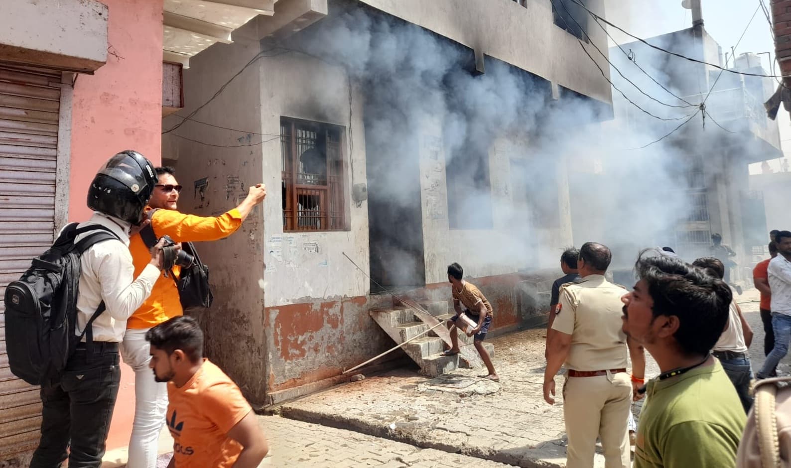 Agra News: हिंदू युवती को भगाने वाले जिम संचालक के खिलाफ परिजनों में आक्रोश, घर को किया आग के हवाले