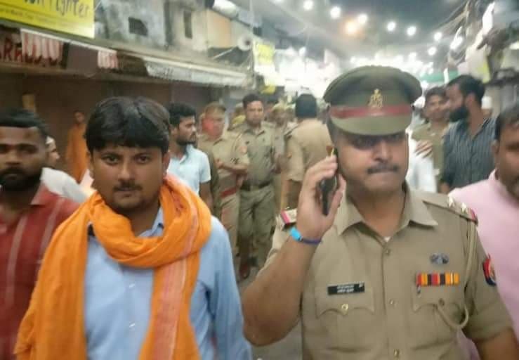 सड़क पर हो रही नमाज पर हिंदूवादी नेताओं का हंगामा, नमाज बंद कराने की उठी मांग, पुलिस ने ऐसे संभाला मामला