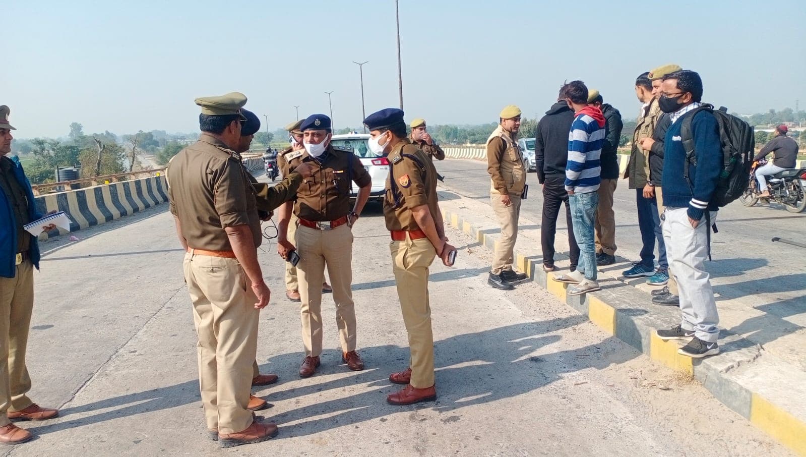 Agra News: पोल्ट्री फॉर्म के कर्मचारियों से लूटा 5 लाख कैश का थैला, पुलिस को लूट ही लग रही ‘गड़बड़’