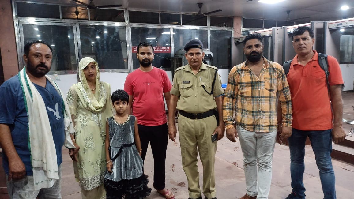 आगरा में ताजमहल देखने आए मां बाप से बिछड़ी बच्ची, गलत हाथों में जाने से बची