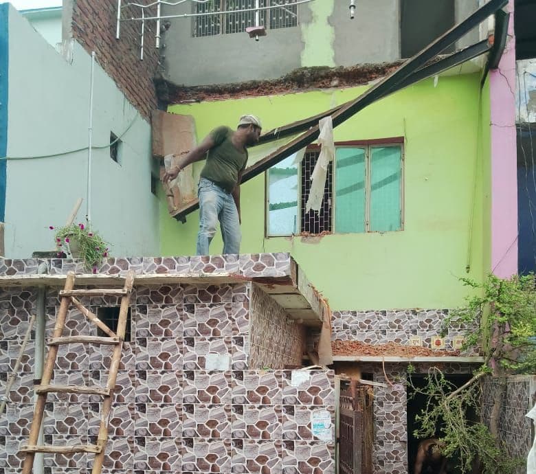 आगरा में गिरा मकान का जर्जर छज्जा, तेज आवाज सुनकर पहुंची भीड़, लोग बाल-बाल बचे