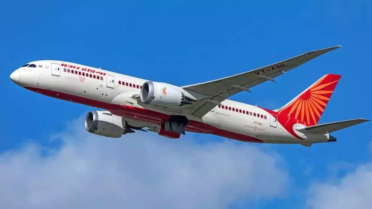 सिंगापुर एयरलाइंस की साझेदारी वाले ‘विस्तारा’ का एयर इंडिया में होगा विलय, टाटा ग्रुप ने किया ऐलान