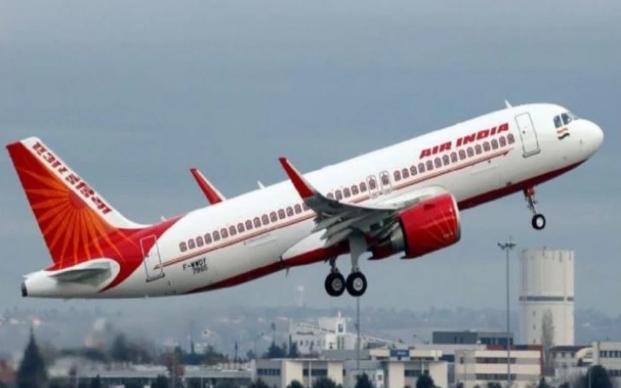 Air India: फ्लाइट में हंगामा करने वाले यात्री पर कार्रवाई, पुलिस ने दर्ज की एफआईआर