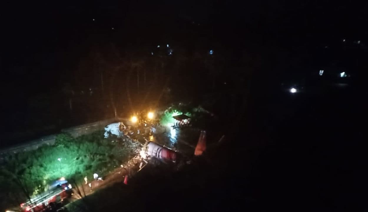 कोझिकोड विमान हादसा: 50 फीट गहरी खाई में गिरकर दो हिस्सों में टूट गया विमान, 191 यात्रियों में से 17 की मौत