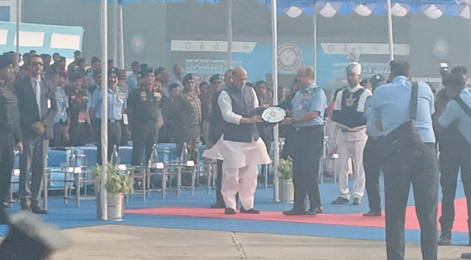 Air Show Agra: एयरफोर्स के कार्यक्रम में पहुंचे रक्षा मंत्री, आगरा के आसमान में हवाई करतब दिखाएंगे विमान