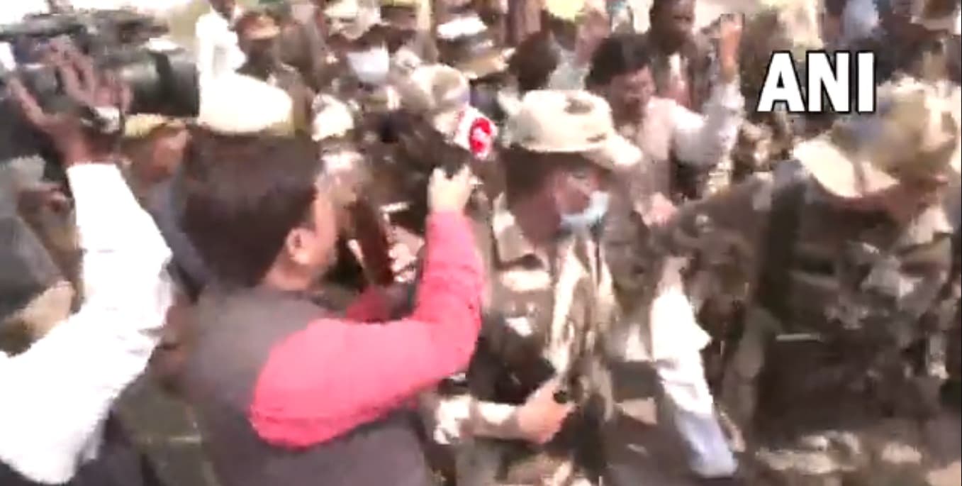 सुरक्षा के मजबूत घेरे में वोट डालने पहुंचे अजय मिश्र टेनी, देखें पुलिस के बीच घिरे मंत्री का वीडियो