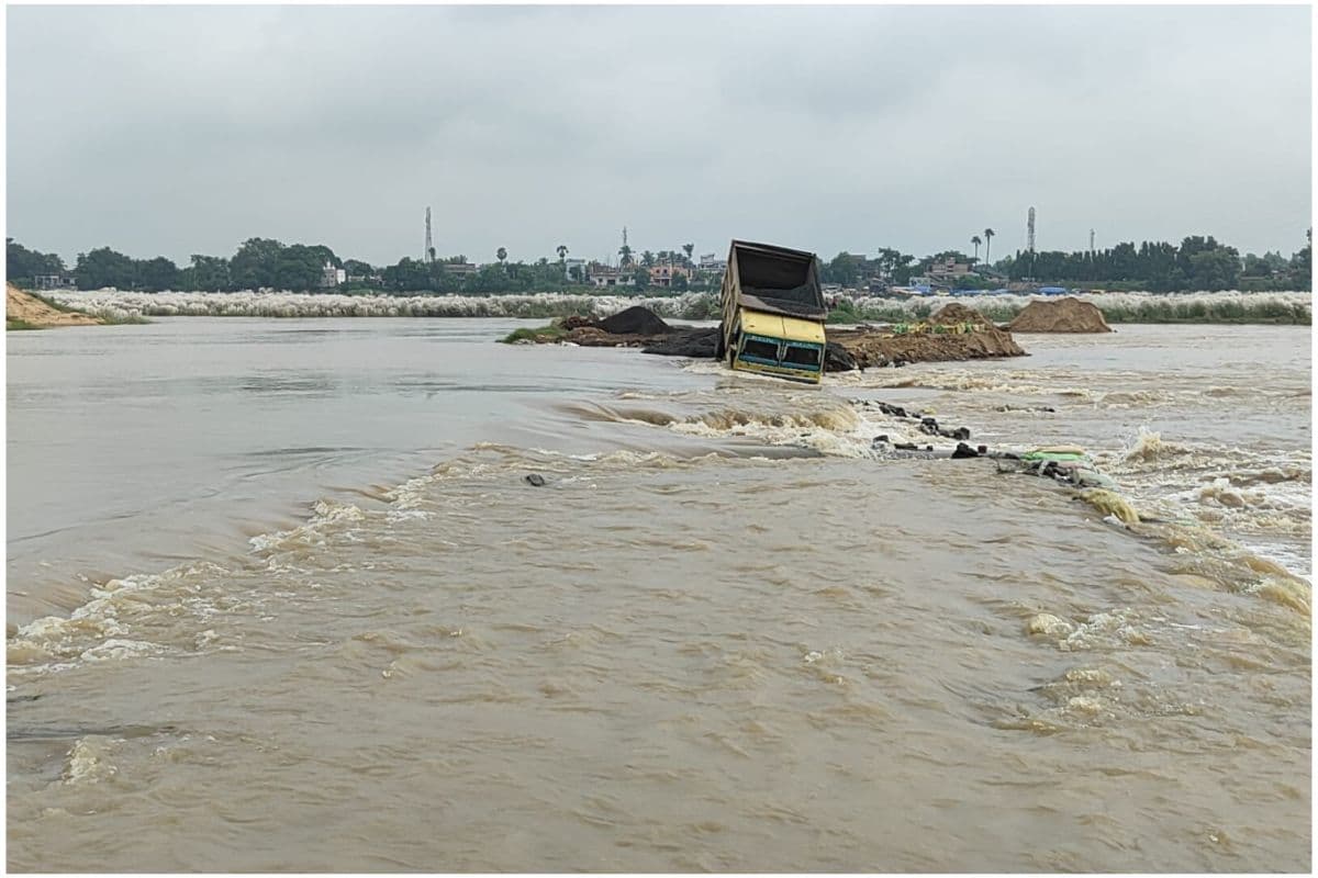 PHotos : कांकसा अजय नदी में पत्थर लदा डंपर फंसा, चालक व खलासी किसी तरह जान बचाकर बाहर निकले