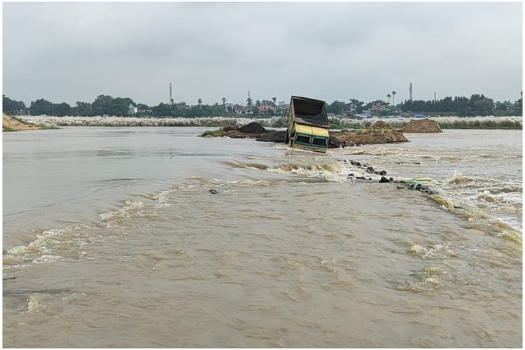 PHotos : कांकसा अजय नदी में पत्थर लदा डंपर फंसा, चालक व खलासी किसी तरह जान बचाकर बाहर निकले