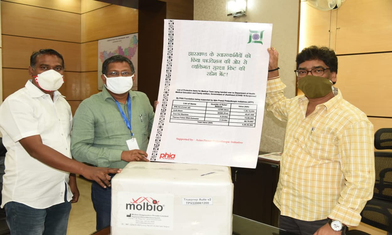 मुख्यमंत्री हेमंत सोरेन को फिया फाउंडेशन ने दिये मेडिकल किट्स, हर दिन 3 हजार सैंपल की होगी जांच