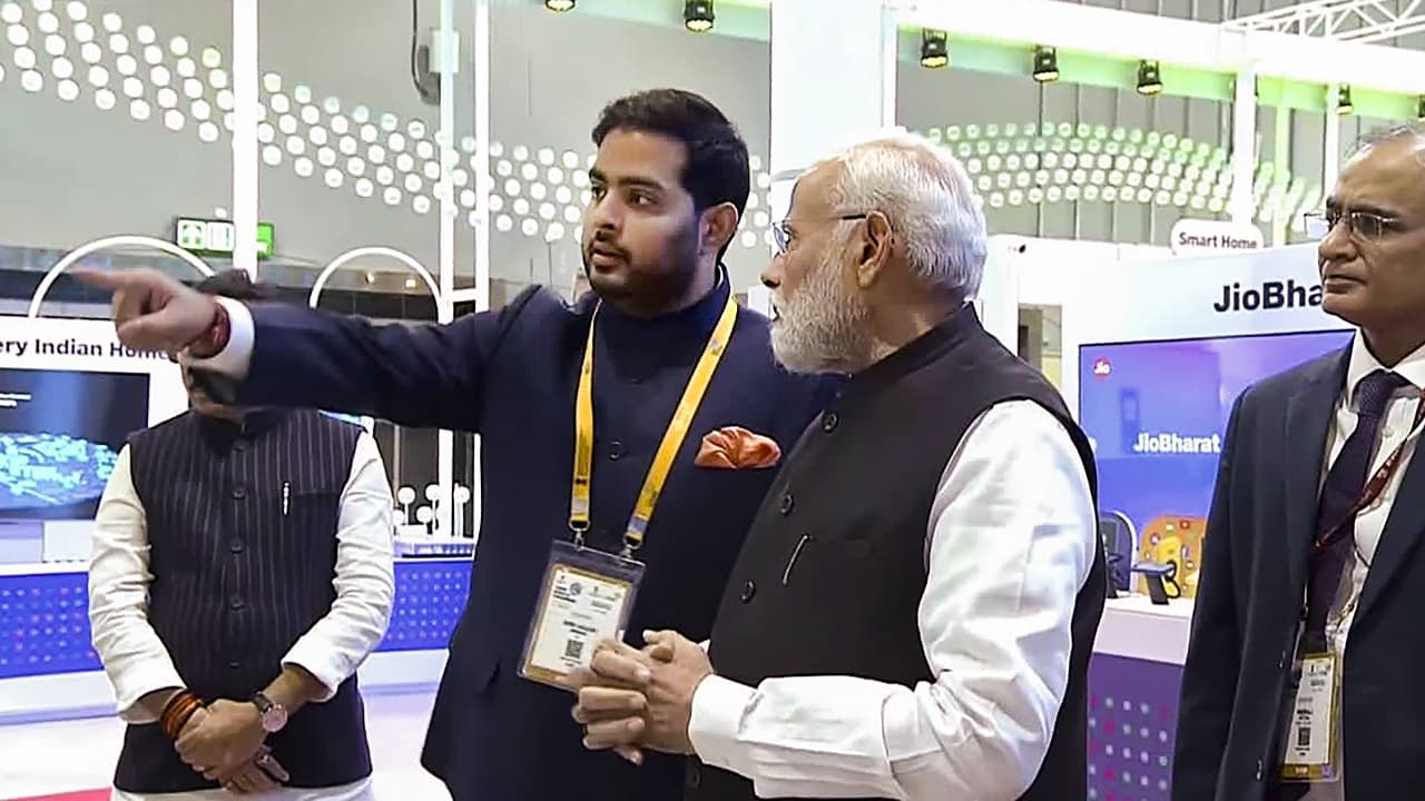 रिलायंस जियो के चेयरमैन आकाश अंबानी ने PM Modi की तारीफ की, कहा- हमेशा नई तकनीक पर करते हैं काम