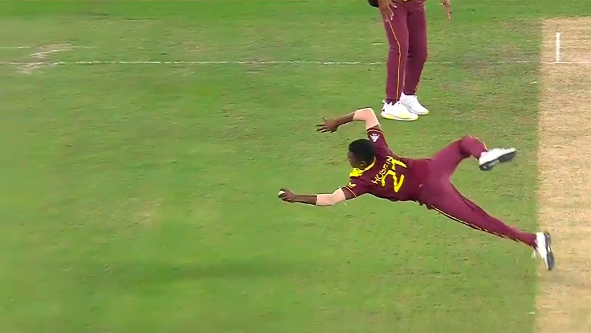 ENG vs WI T20 WC: वेस्टइंडीज के अकील हुसैन का 'सुपरमैन' अवतार, हवा में डाइव लगाकर लपका असंभव कैच, देखें VIDEO