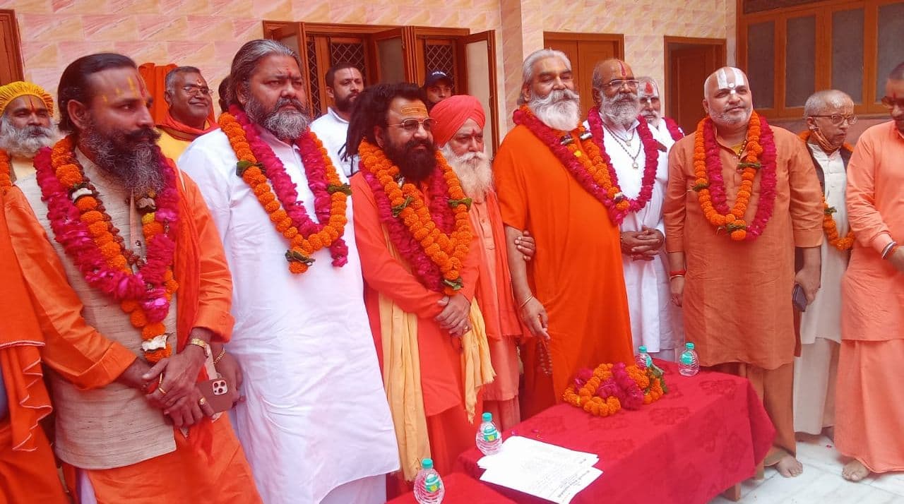 अखाड़ा परिषद : गठन की गणित उलझी, महंत रविंद्रपुरी, राजेंद्र दास और महंत हरिगिरि कर रहे जोड़तोड़