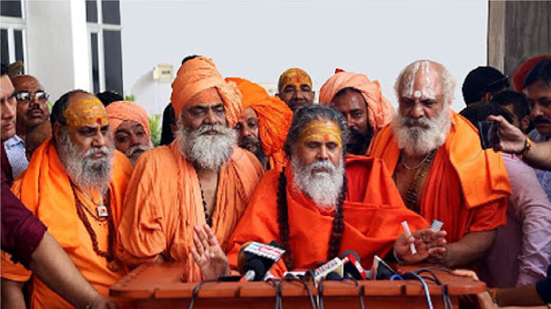 साधुओं के सबसे बड़े संगठन से भी कंगना को मिला समर्थन, राजनीतिक मोर्च पर भी अकेले पड़े उद्धव ठाकरे