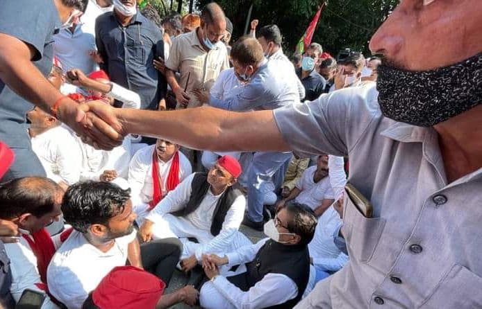 UP News: अखिलेश यादव के खिलाफ FIR, लखीमपुर जाने के दौरान सरकारी काम में बाधा डालने का आरोप