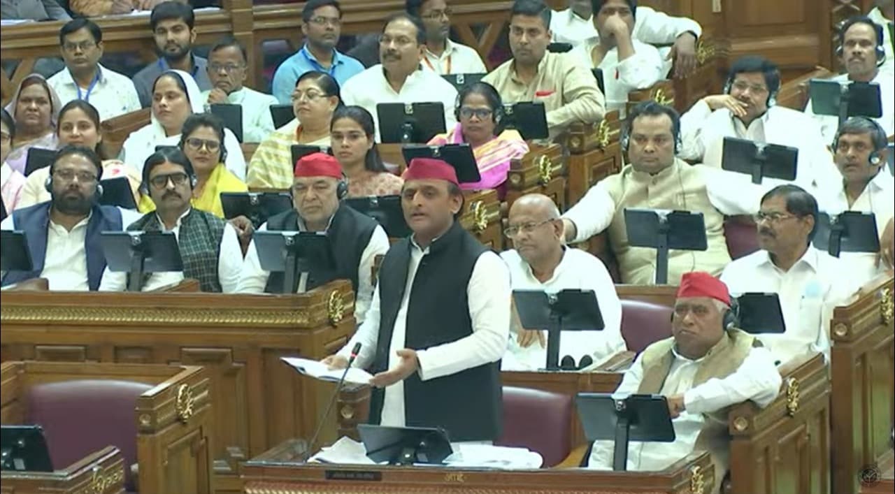 UP Election 2022: जौनपुर पहुंची सपा सुप्रीमो अखिलेश यादव की विजय रथयात्रा, भाजपा को उखाड़ फेंकने का दिया संदेश