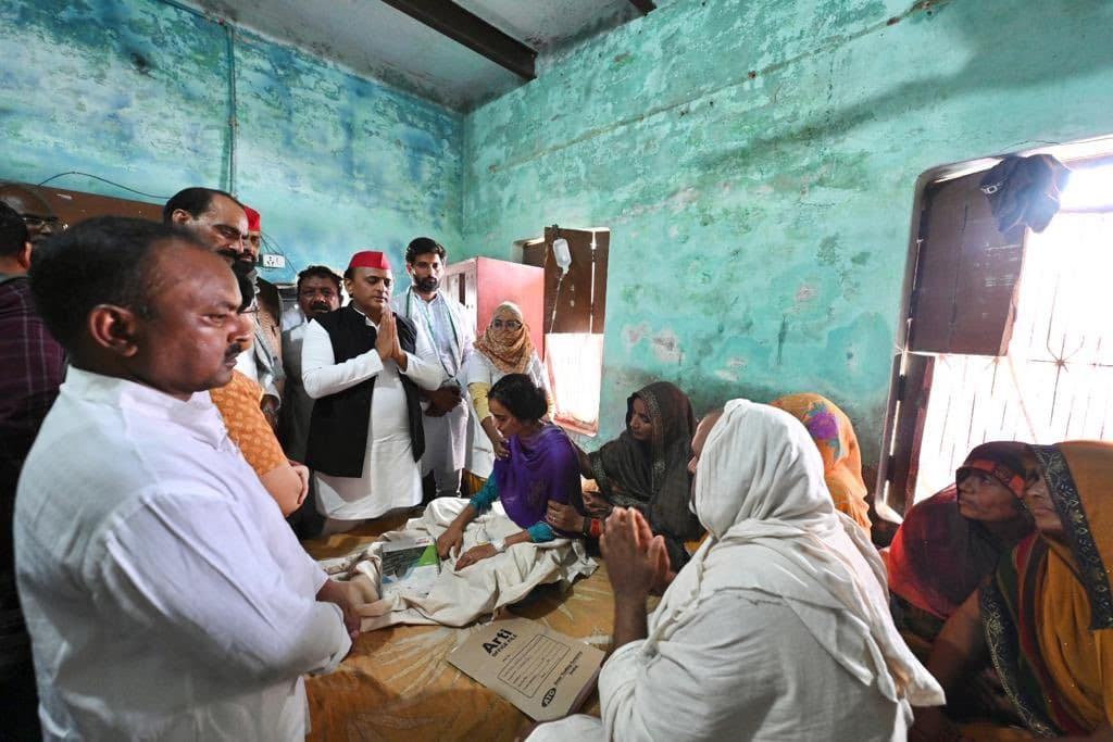 सपा सुप्रीमो अख‍िलेश यादव ने चंदौली कांड के पीड़ि‍तों से की मुलाकात, बोले- HC के जज की देखरेख में हो जांच