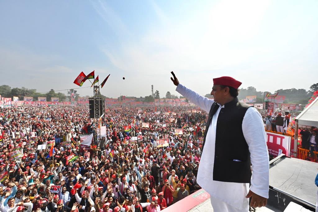 बुंदेलखंड में बरसे सपा सुप्रीमो अखिलेश यादव, योगी सरकार की लगाई 'क्लास', विजय रथयात्रा में उमड़े सपाई
