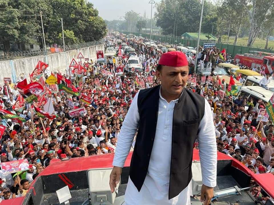 PM मोदी की तर्ज पर पूर्वांचल एक्सप्रेस-वे पर हेलीकॉप्टर से पहुंचे अखिलेश यादव, बोले-किनारों पर मंडियां बनें