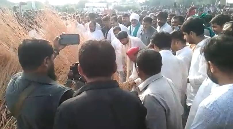 पंचतत्‍व में व‍िलीन हुए धरतीपुत्र मुलायम स‍िंह यादव, सपा की लाल टोपी पहन बेटे अख‍िलेश ने दी मुखाग्‍न‍ि