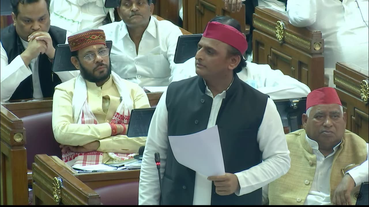 अख‍िलेश यादव के एक फैसले से मुसीबत में आई सपा, यूपी में रहने की चाहत अब दिल्‍ली में देगी 'दिक्‍कत'