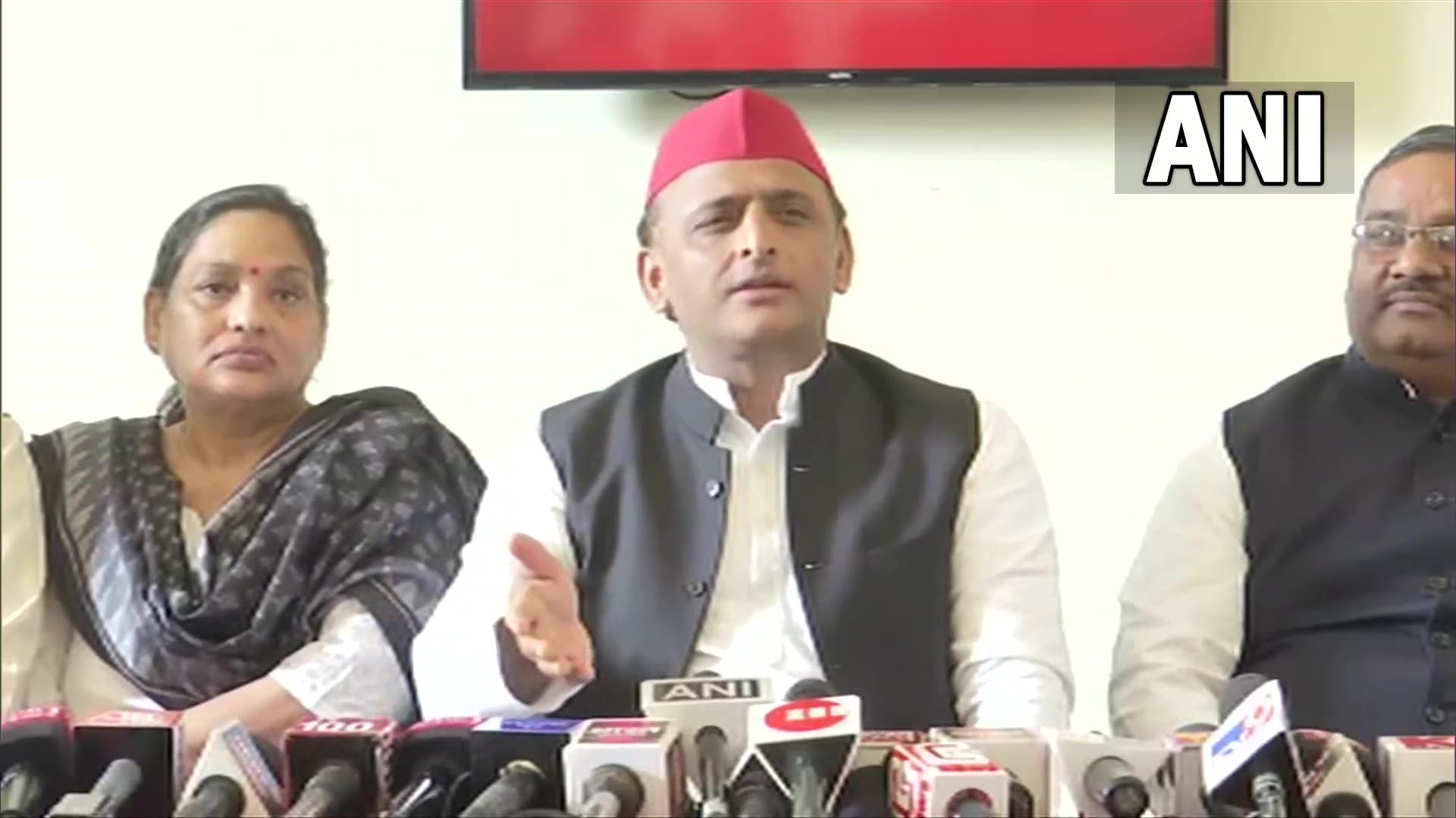 कुशीनगर में सपा सुप्रीमो अखिलेश यादव बोले, देश में है फेकू और बेचू सरकार...प्रदेश में चल रहा 'ठोको राज'