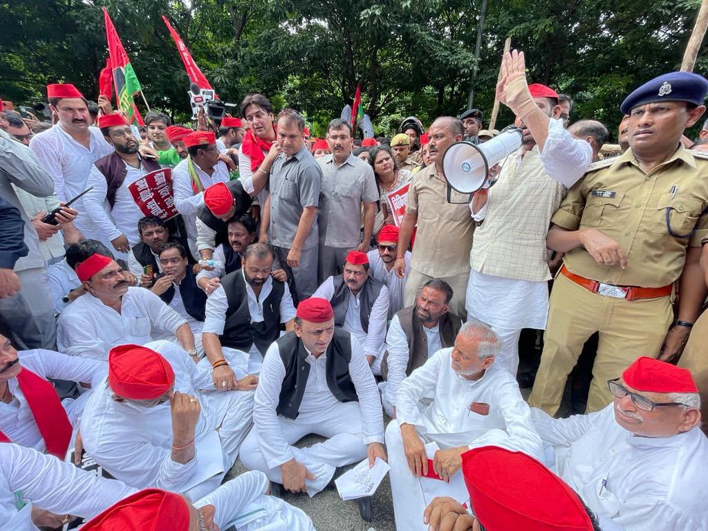सपा के पैदल मार्च को पुलिस ने रोका, विरोध में अखिलेश यादव ने बीच सड़क पर शुरू की सदन की कार्यवाही