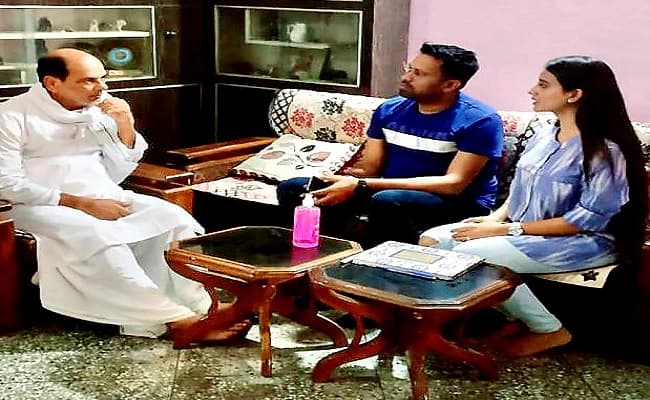 सुशांत सिंह राजपूत के परिजनों से मिली भोजपुरी एक्ट्रेस अक्षरा सिंह, लोगों से की अपील- जिंदगी रहते ही करें किसी की कदर