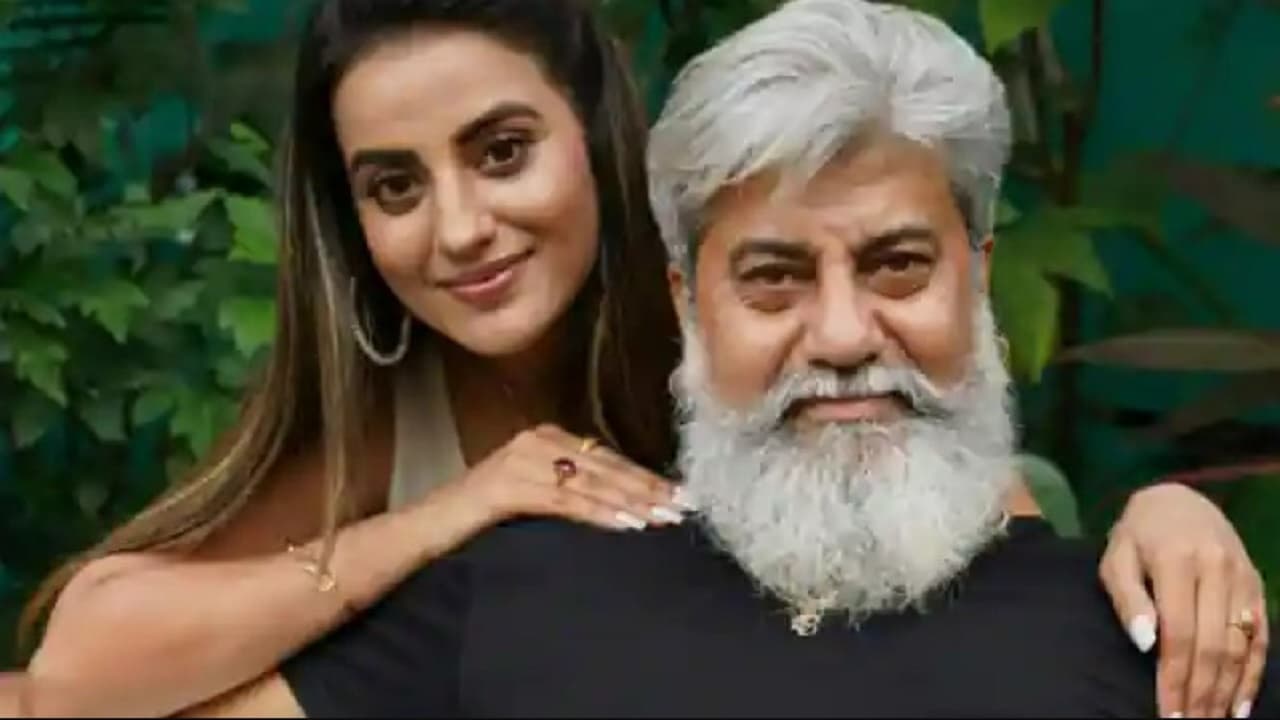 Akshara Singh से हुई ऐसी गलती की सबके सामने पकड़ना पड़ा कान, पिता ने जमकर लगायी डाट, देखें वायरल वीडियो