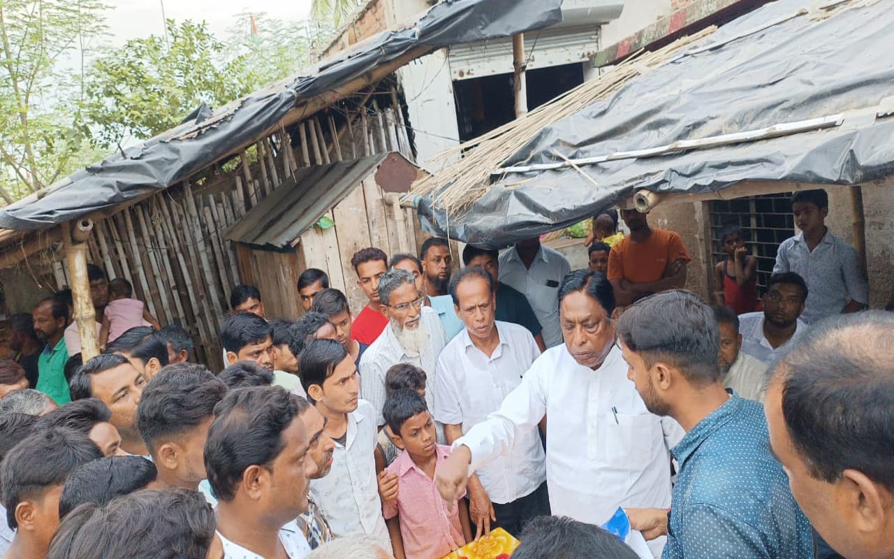 पाकुड़ के सिरसा टोला में आगजनी के शिकार पीड़ित परिवार से मिले मंत्री आलमगीर आलम, दिया मदद का भरोसा
