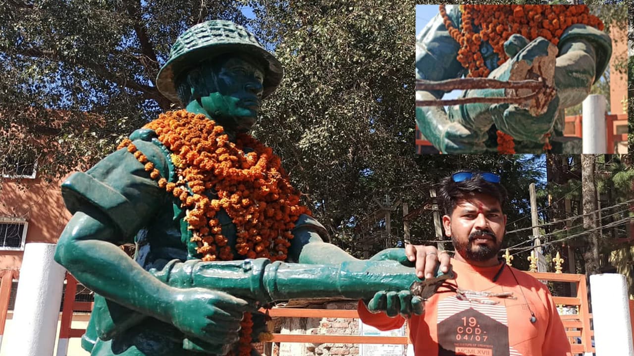 Jharkhand news: गुमला में शहीद अलबर्ट एक्का की प्रतिमा क्षतिग्रस्त, शरारती तत्वों ने बंदूक को तोड़ा