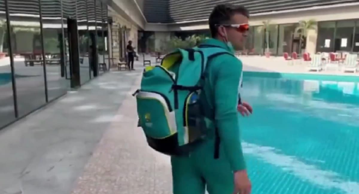 PAK vs  AUS: एलेक्स कैरी का कराची में हुआ बुरा हाल, बैग-मोबाइल सहित गिरे स्वीमिंग पूल में, वीडियो वायरल