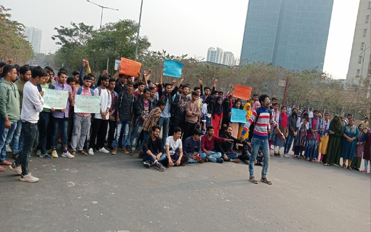 न्यूटाउन : आलिया यूनिवर्सिटी के छात्र की मौत के बाद हंगामा, 24 घंटे बाद भी आरोपी फरार