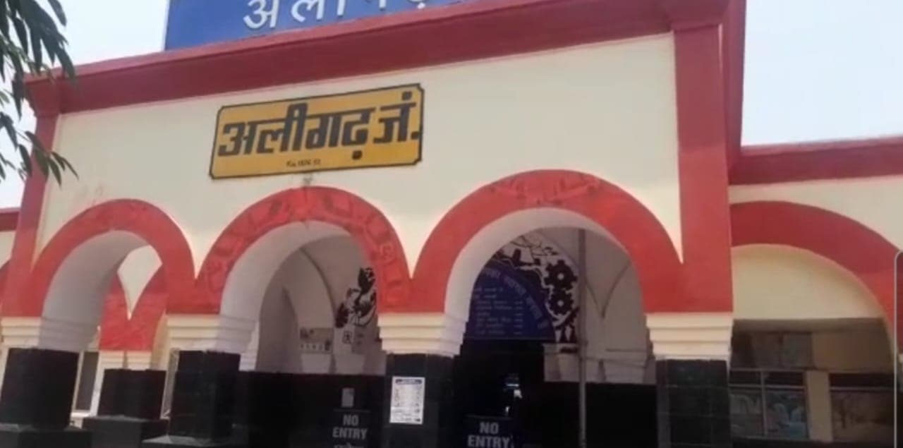 अलीगढ़: पिता को खाने में दिया जहर, फिर रेलवे स्टेशन के बाथरूम में चाकू से गोदकर की हत्या, सामने आई ये वजह...