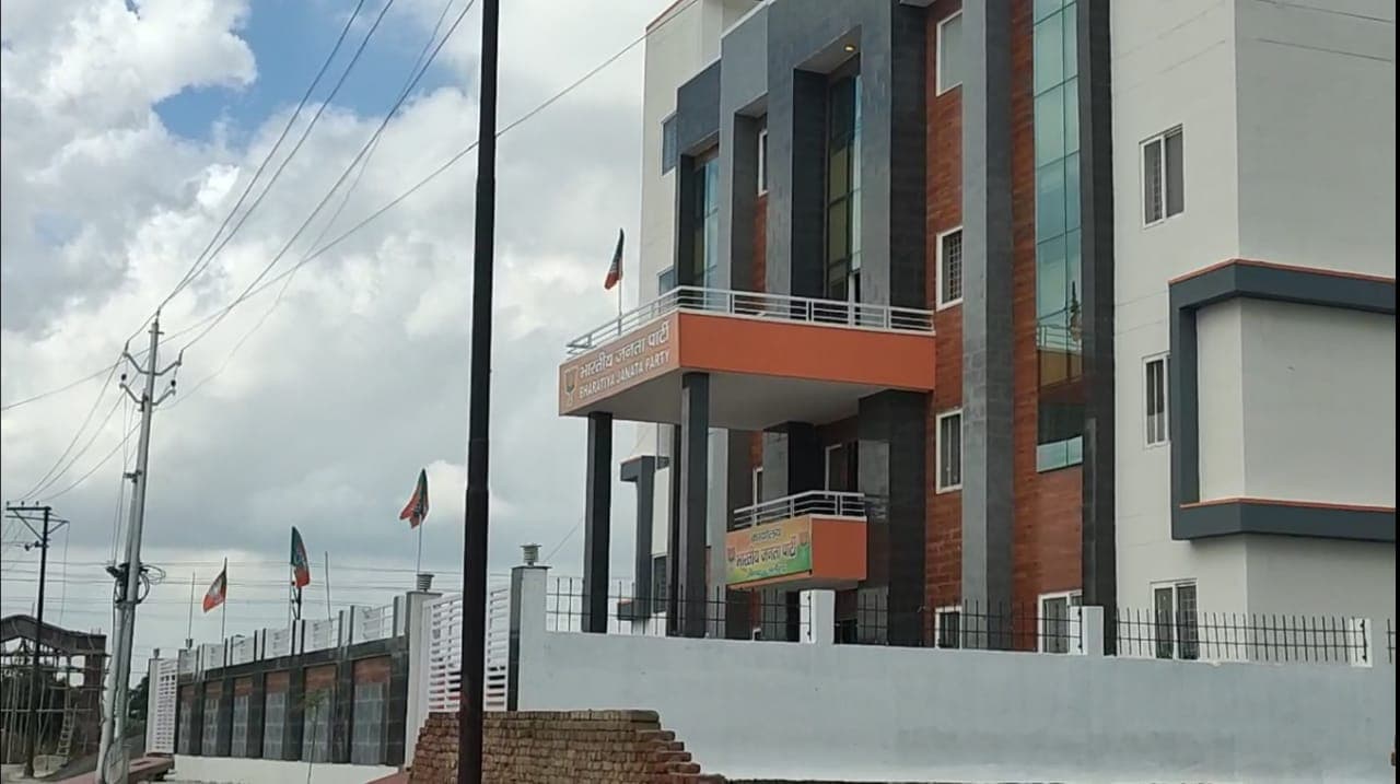 Aligarh News: अलीगढ़ भाजपा जिला कार्यालय से हटाए सभी तिरंगे, अब बस लगे हैं पार्टी के झंडे